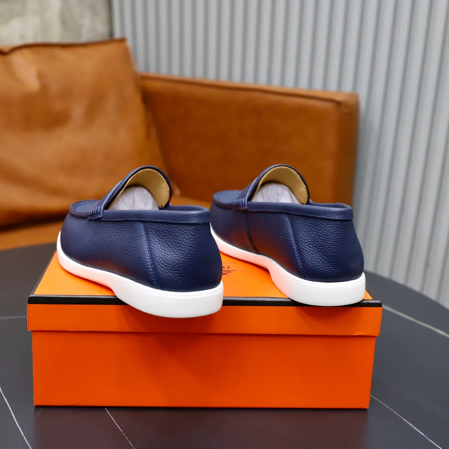 Ex-factory price: 560💰Hermès/Hermès slip-on men's shoes. This shoe is made of imported pebbled cowhide. It has simple and smooth lines and is combined with aerodynamically designed 3CM rubber foam ultra-light soles! Youthful and fashionable, classic H-shaped hardware buckle decoration, calf lining gently wraps the feet, with logo cowhide feet, casual and urban style, highlighting youthful vitality, sports and leisure version, super versatile, code number: 38-39-40-41-42-43-44 standard leather shoe size (45 can be customized but does not support returns)